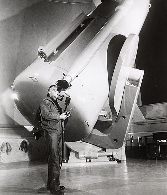 Edwin Hubble, với kính viễn vọng 48 inch trên núi Palomar