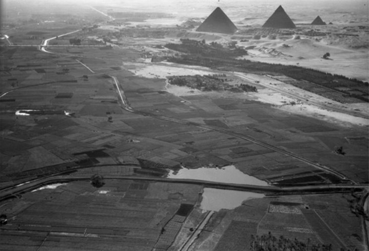 Hình ảnh từ trên không năm 1938 này cho thấy các kim tự tháp và Thung lũng sông Nile.