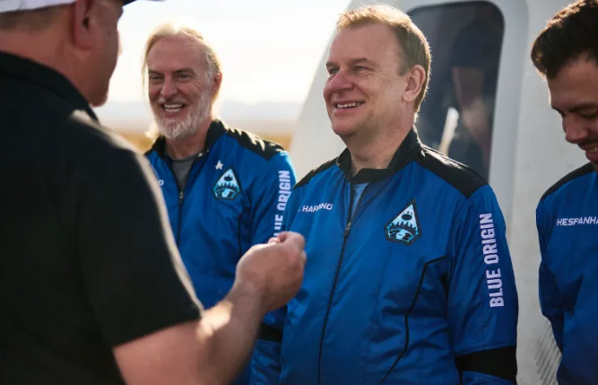 Harding được trao Huy hiệu Phi hành gia Blue Origin vào ngày 4 tháng 6 năm 2022.