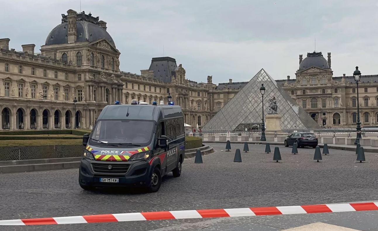 Vụ trộm bảo tàng Louvre: Nữ trang đang được rao bán