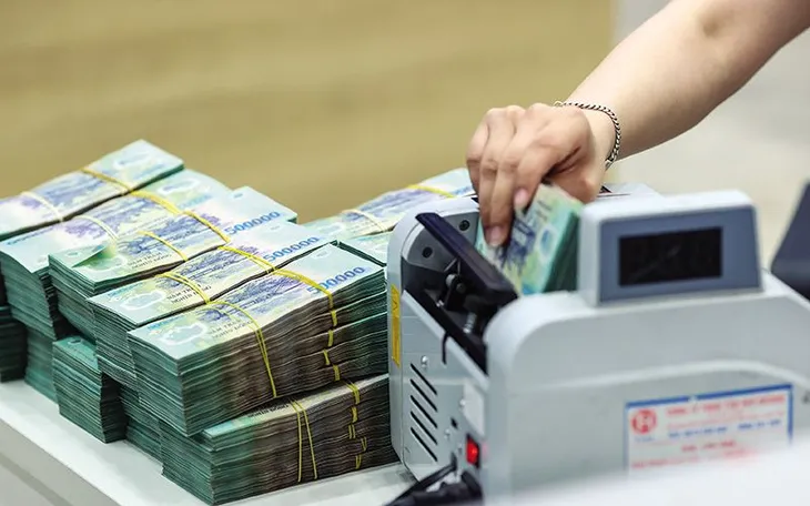 Tại sao lãi vay phải trả hàng tháng còn lãi tiết kiệm để cuối kỳ mới nhận?